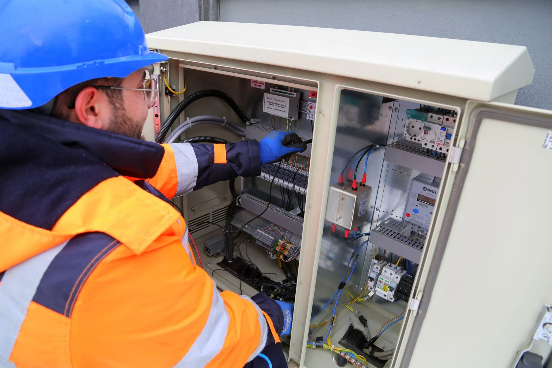 Professional electrical troubleshooting and emergency repair - about 1