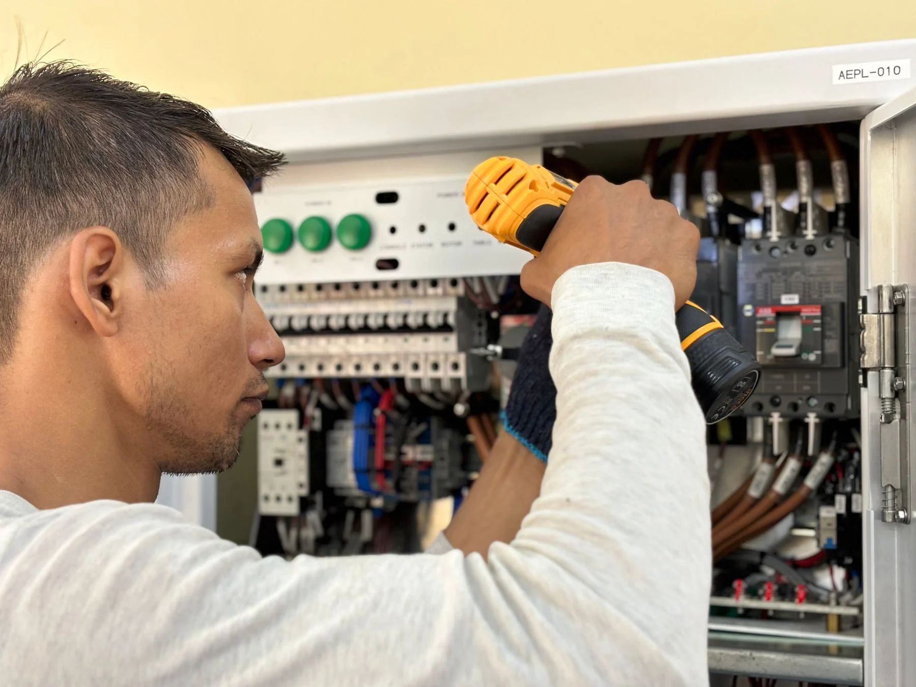 Professional electrical troubleshooting and emergency repair - service 5
