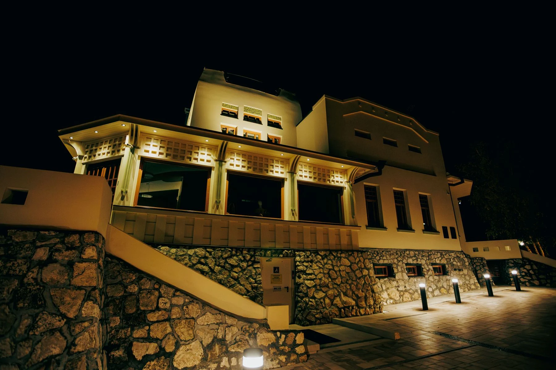 Professional exterior and soffit lighting installation - service 2